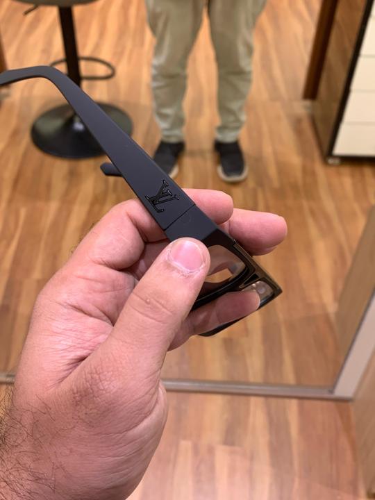 Louis_vuitton_1502_black_plano