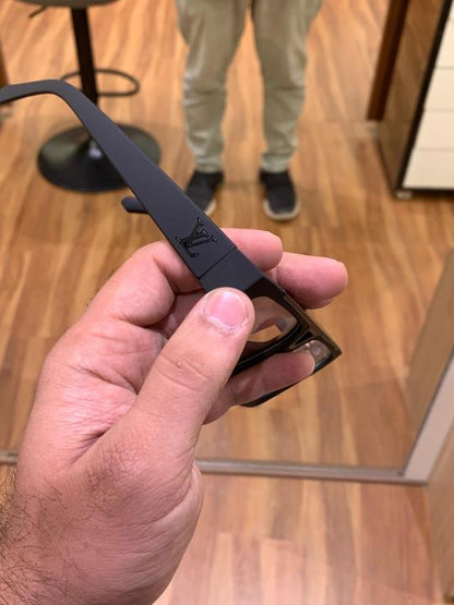 Louis_vuitton_1502_black_plano