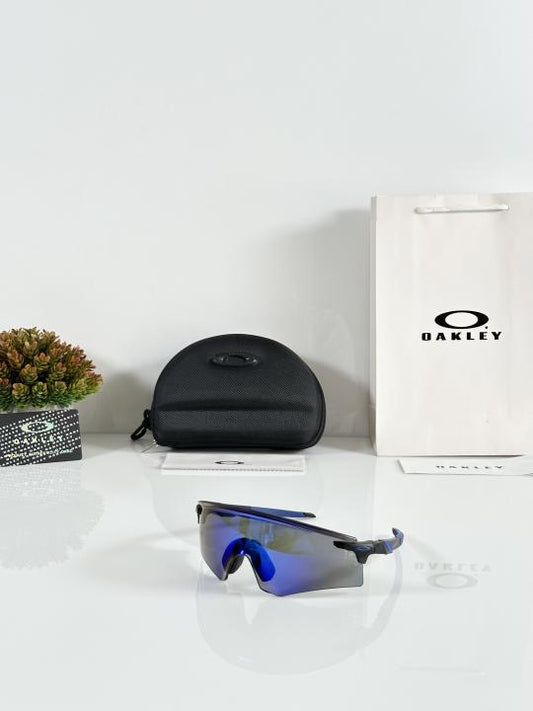 Oakley_9471_Black_Blue_Revo